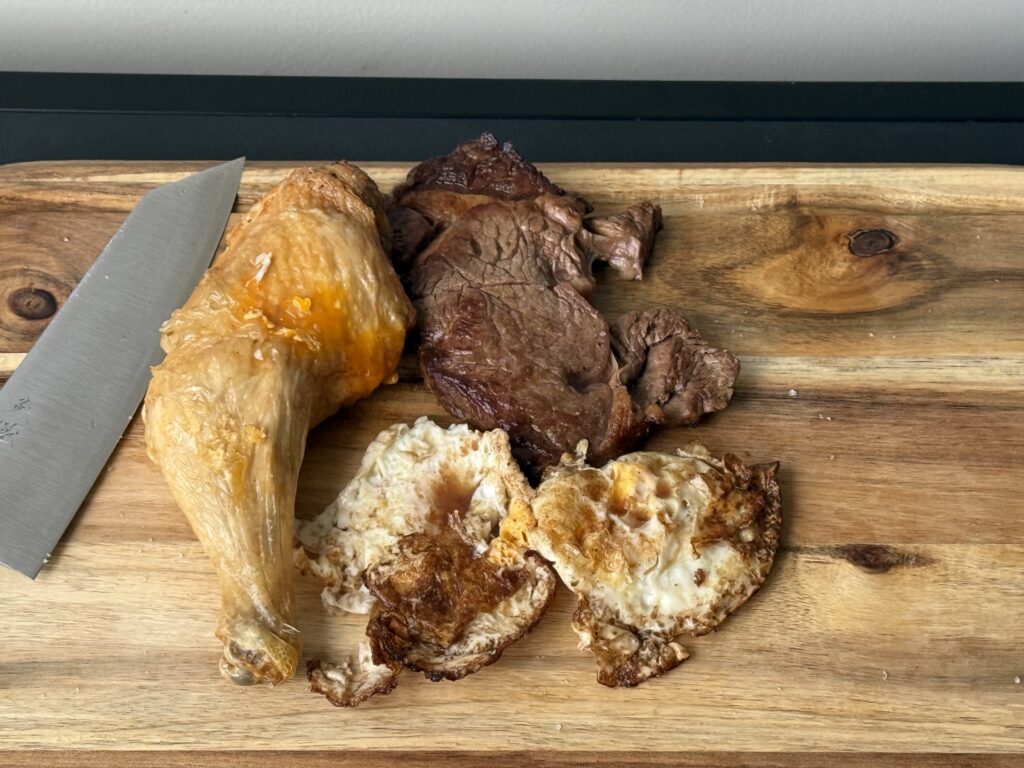 Keto maaltijd: airfryer kippenbout met eieren en rundvlees – perfect voor carnivoordieet